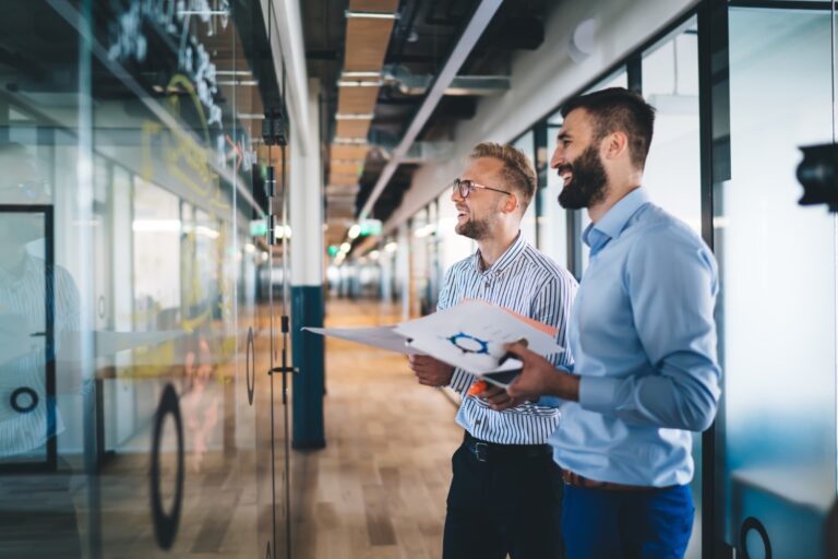 Mitarbeiter arbeiten gemeinsam an einem Prozess