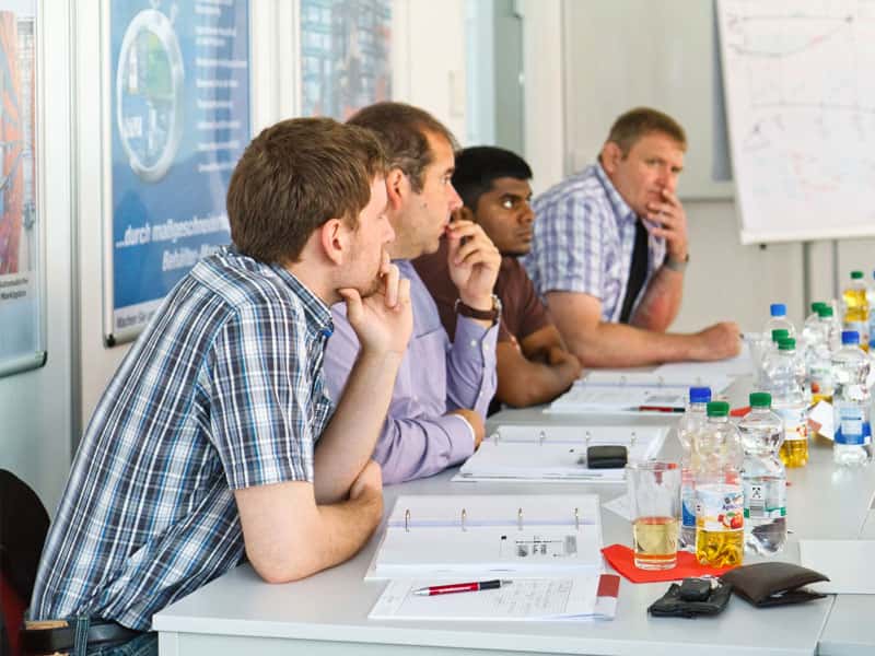 Teilnehmende der Lean-Grundlagenschulung im Seminarraum