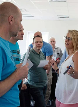 Schulungsgruppe bei der Arbeit an einer Fallstudie