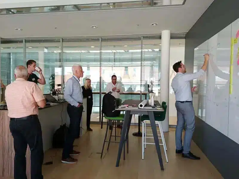 Trainer erklärt Lean-Office-Prinzipien