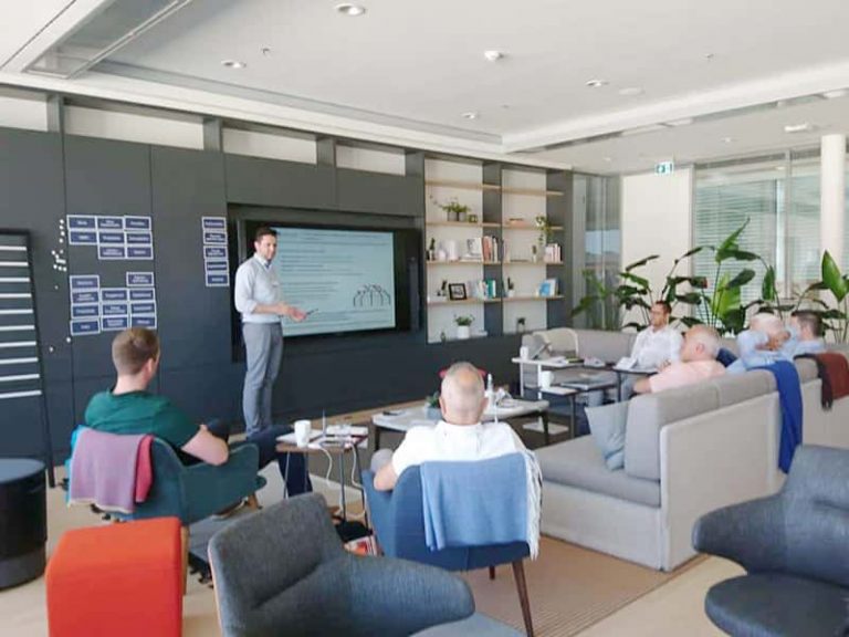 Teilnehmer arbeiten gemeinsam im Lean-Office-Seminar