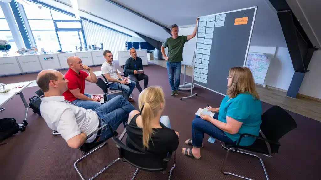 Gespräch zwischen zwei Teilnehmern im Seminar