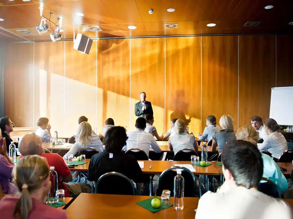 Seminarraum beim Vortrag Operatives Führen