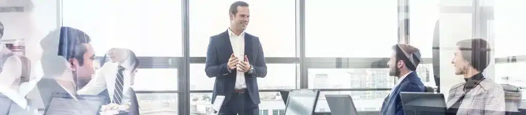 Führungskraft im Gespräch mit Team