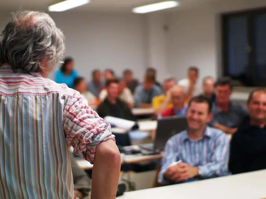 Teilnehmer erarbeiten Maßnahmen im Seminar