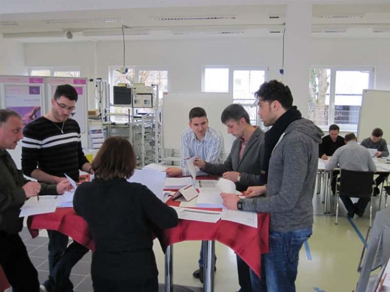 Team erstellt Wertstromdesign im Workshop
