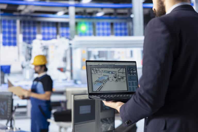 Mitarbeiter arbeitet an einem Bildschirm in der Produktion