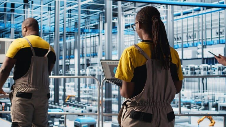 Ingenieurteam wertet Produktionsdaten in der Fertigung aus