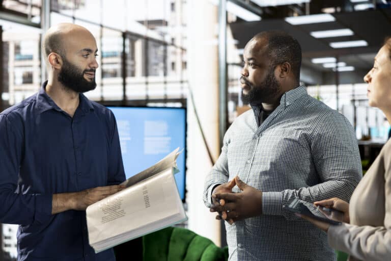 Team im Büro prüft gemeinsam Unterlagen und Zahlen