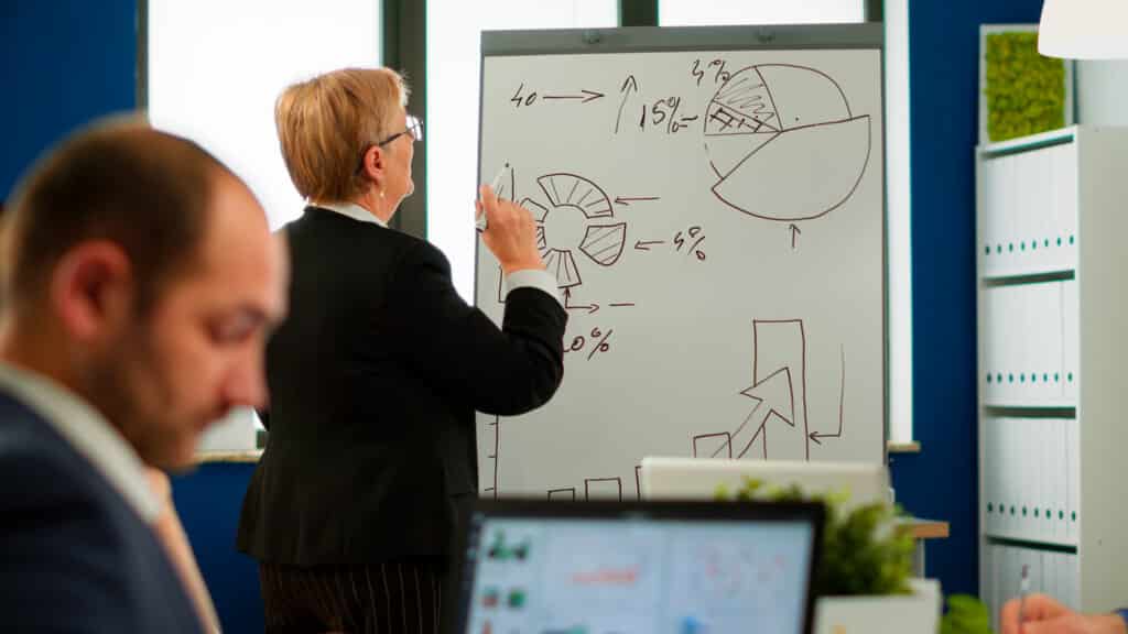 Arbeitsvorbereitung: Planung wird am Whiteboard im Team besprochen