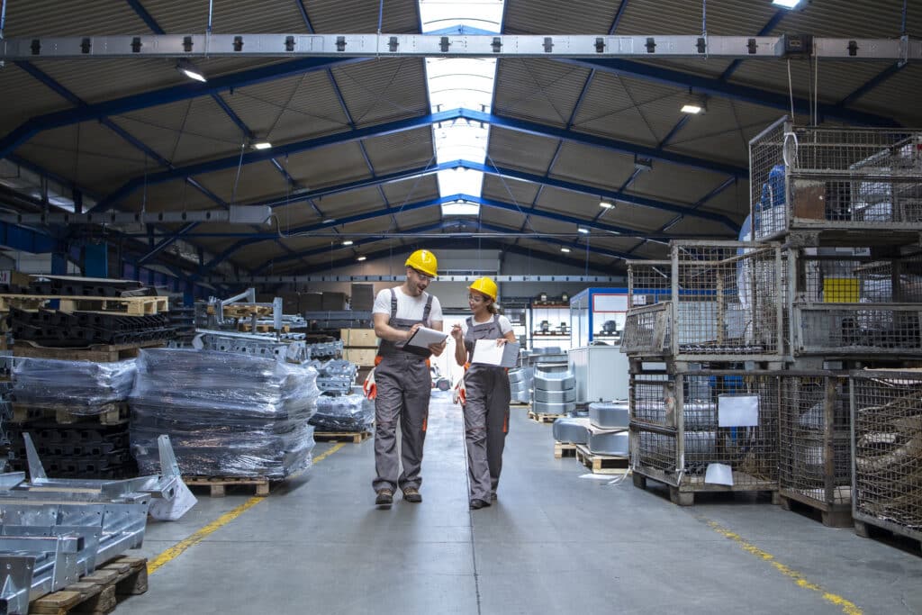 Operations Strategy: Produktionshalle eines Werks mit Blick auf die Werksstruktur