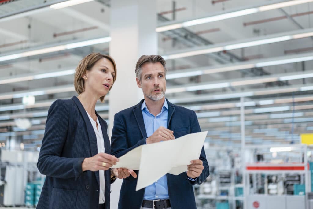 Turnaround: Geschäftsführung und Berater besprechen Maßnahmen in der Produktion