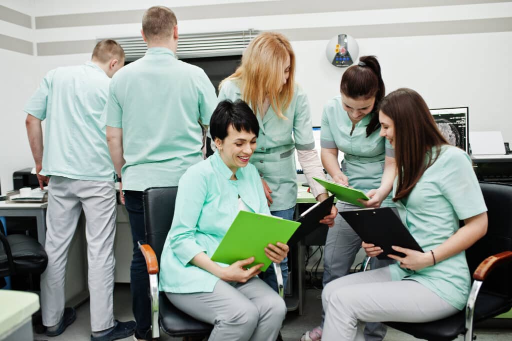 Prozessmanagement im Office: Team bespricht Abläufe an Unterlagen