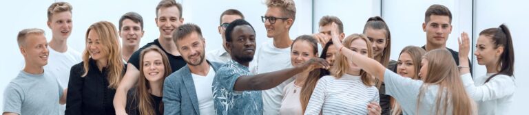 Ein Team aus jungen Mitarbeitenden steht zusammen und klatscht sich ab