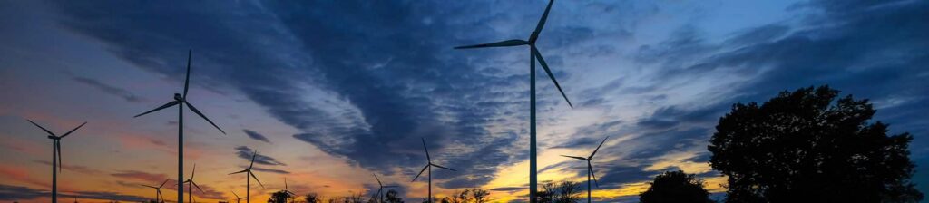 Windenergieanlagen in der Abenddämmerung