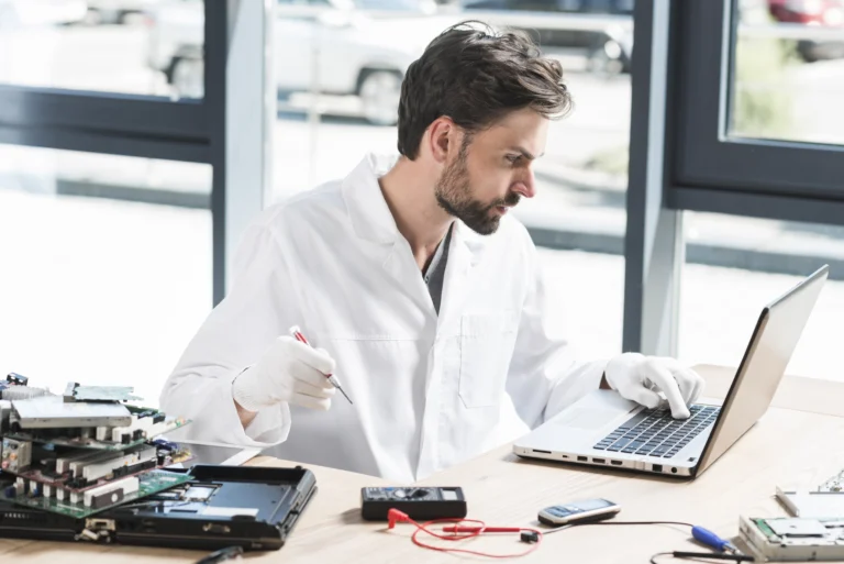 Techniker arbeitet am Laptop in der Werkstatt